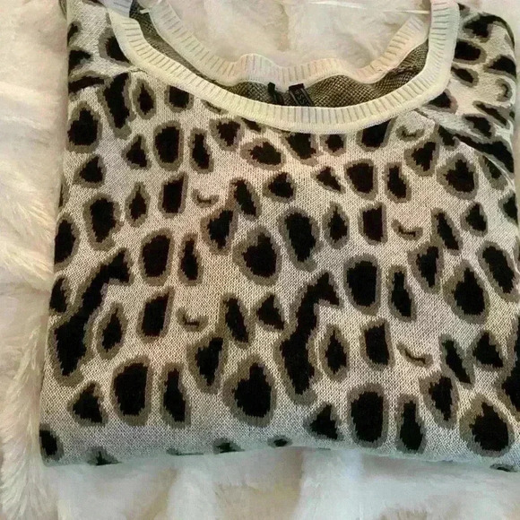 NWOT Guess Sweater - Picture 2 of 6